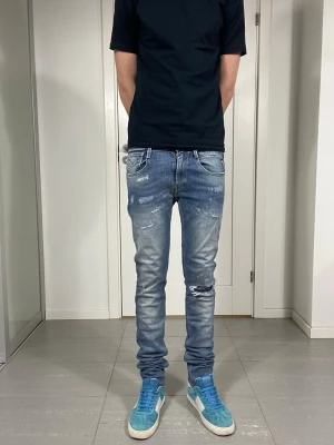 Replay Anbass Jeans  - Säljer nu dessa Replay Anbass Jeans med snygga slitningar i populär design, skriv för fler bilder/frågor🙌🏼