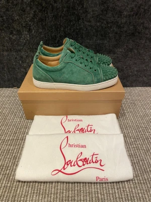 Christian Louboutin skor  - Hej, säljer nu dessa svin snygga Christian Louboutin. Skorna är i nytt skick! Begränsat antal boxar och dustbag. Hör av dig vid frågor. 