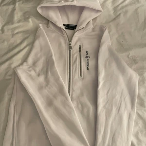 Sail racing zip hoodie - En vit kofta från sail racing, nästan oanvänd och i perfekt skick. Passar dig som bär storlek xs/s💕