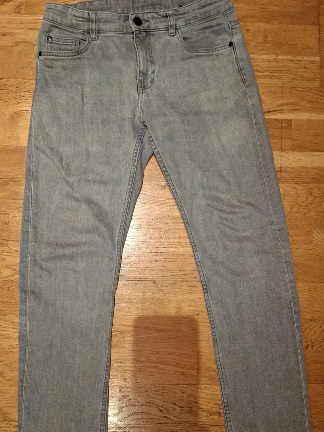 Ljusgrå raka jeans st158