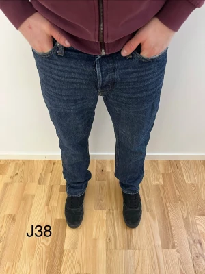 Blå jeans från Jack & Jones - Blåa Jack & Jones jeans. Storlek W30 L32. Passform Loose/Chris. Hör av er vid minsta fundering!