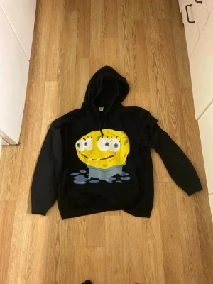 Cactus Plant Flea Market x uniqlo hoodie - skicka prisförslag för priset kan sänkas vid snabb affär Svart hoodie från Uniqlo i samarbete med Spongebob Squarepants och Cactus Plant Flea Market. Stor grafisk Spongebob-tryck på framsidan. Klassisk huva och lång ärm. Tillverkad i mjukt bomullsmaterial för skön känsla.