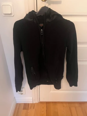 Cardigan från Indicode - Säljer en cardigan från Indicode. Fint skick Perfekt för dig som gillar en enkel men snygg stil. Tveka inte på att skriva vid funderingar 