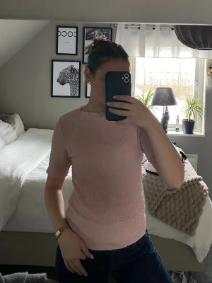 ljusrosa topp - Säljer en ljusrosa strukturerad topp från dobber. Tröjan är sparsamt använd, helt utan defekter.