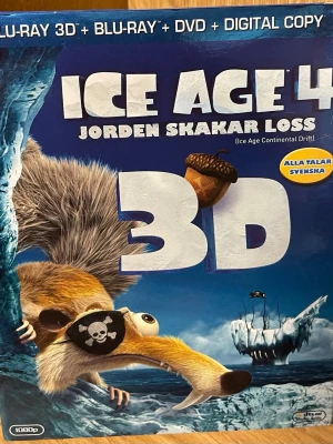 Ice Age 4 Jorden Skakar Loss 3D Blu-Ray  - Box med filmen Ice Age 4: Jorden Skakar Loss i 3D, Blu-ray, DVD och digital copy. Omslaget är blått med motiv av Scrat och ett piratskepp. Alla talar svenska och extramaterial ingår. Perfekt för dig som gillar animerade äventyr och familjefilmer.