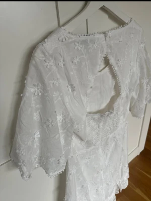 Studentklänning - Superfin vit studnetklänning från åberg copenhagen. Säljes på grund av att jag köpt en annan. Helt oanvänd med prislappen kvar. Finns ej att köpa längre så väldigt unik. Passar S och M.