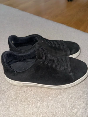 Svarta sneakers från Selected Homme - 100% läder. Tecken på användning och slitage. 
