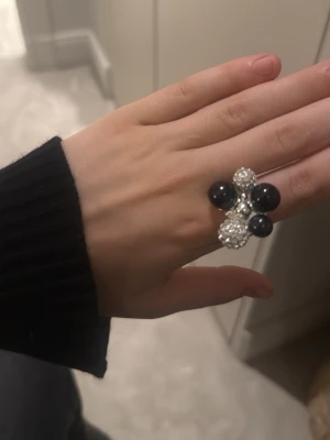 Ioaku ring - Jätte fin ring från ioaku aldrig använt, helt ny inga skador, går att sjustera size, får med asken🩷🩷Ny kostar runt 700kr