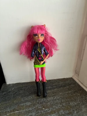 Monster High - Superfin docka som tyvärr saknar en arm och örhängen. 