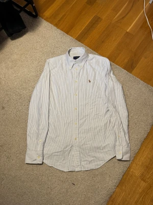 Randig Skjorta från Ralph Lauren - Storlek S, Custom Fit  Skick 10/10  Skickar inom 24 timmar