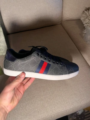 GG skor - Säljer ett par feta skor till sommaren, dem passar varje outfit o är aldrig använda. Priset går att diskutera vid snabb affär.