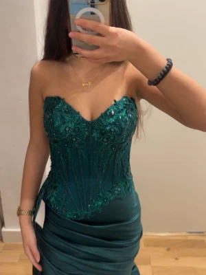 Grön  balklänning - Köpt för 3500 använd en gång. Fint skick, strl xs och är 161