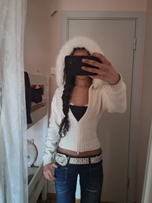 Y2k fur hoodie - Stickad hoodie från gina tricot med pälshuva, som jag figursytt själv. Har ett hål på ryggen men annars I helt okej skick. Säljer eftersom den inte längre kommer till användning. 