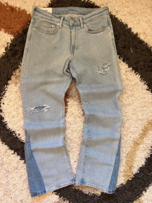 Bootcut Remade - Säljer dessa vanliga H&M byxor som jag gjort om till bootcut samt gjort slitningar och lagt till lite extra detaljer, hör av er vid övriga frågor!  Storlek: W30 L32 (utgå helst utifrån måtten)  Kondition: 8/10  Laidout liggandes (Mått): Midja: 39 cm Längd(Utsidan): 100 cm cirka Nedre bredd(Botten): 24 cm  Fraktar samma dag eller dagen efter🤞🏻✅  swag rap streetwear baggy vintage skate hiphop y2k affliction archive underground avant garde japan style OG 2000s flared washed affliction jeans drip old