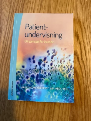 Patientundervisning - Ett samspel för lärande - Kursbok med titeln 'Patientundervisning - Ett samspel för lärande' av Birgitta Klang Söderkvist och Åsa Kneck. Boken har ett mjukt omslag i pastellfärger med motiv av blommor och är utgiven av Studentlitteratur. Perfekt för dig som pluggar vård eller pedagogik.