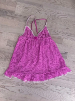 Vintage spetsnattlinne från Victorias Secret - Rosa nattlinne i rosa spets med tunna axelband. 