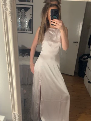 Ljus långklänning i satin med slits - ljusrosa långklänning med slits och öppen rygg (ny med prislapp)