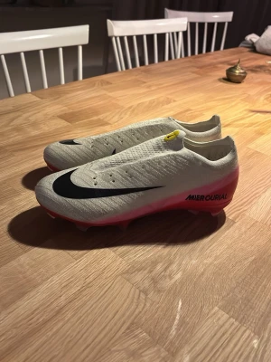 Nike Mercurial vita fotbollsskor - Säljer ett par Nike Mercurial fotbollsskor, helt nya och knappt använda, nypris 3000