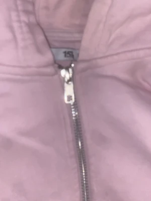 En rosa tjocktröje kofta - Den är i nytt skick 