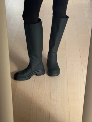 Svarta höga stövlar chunky sula - Säljer ett par svarta höga stövlar med chunky sula och klassisk design 