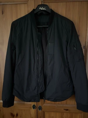 Acne Studios vår jacka  - En jättefin vårjacka som jag köpte i Frankrike, därav de står France på. Osäker på äktheten, knappast använd, och i bra skick. Pris kan diskuteras💘 köpte den för 1500kr