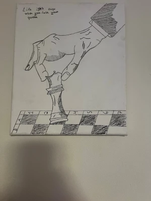 Handritad tavla med schacktema - Unik handritad tavla i svartvitt med motiv av en hand som håller ett schackdrottning på ett schackbräde. Ovanför motivet står texten 'Life isn't over when you lose your queen'. Perfekt för dig som gillar schack eller vill ha inspirerande konst på väggen.