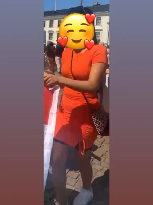 Orange ribbad omlottklänning  - Orange klänning från H&M med ribbad struktur och dragsko-detalj på sidan som ger en snygg rynkad effekt. Passar perfekt till sommaren när man är lite brun, då ser man extra brun i denna färg. Bra skick! 