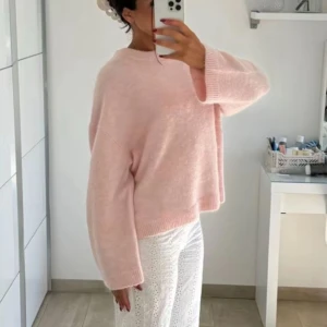 rosa stickad tröja  - Supermysig ljusrosa stickad tröja från Gina i modellen ”boxy knitted sweater”. Tröjan är endast använd fåtal gånger och i mycket gott skick.