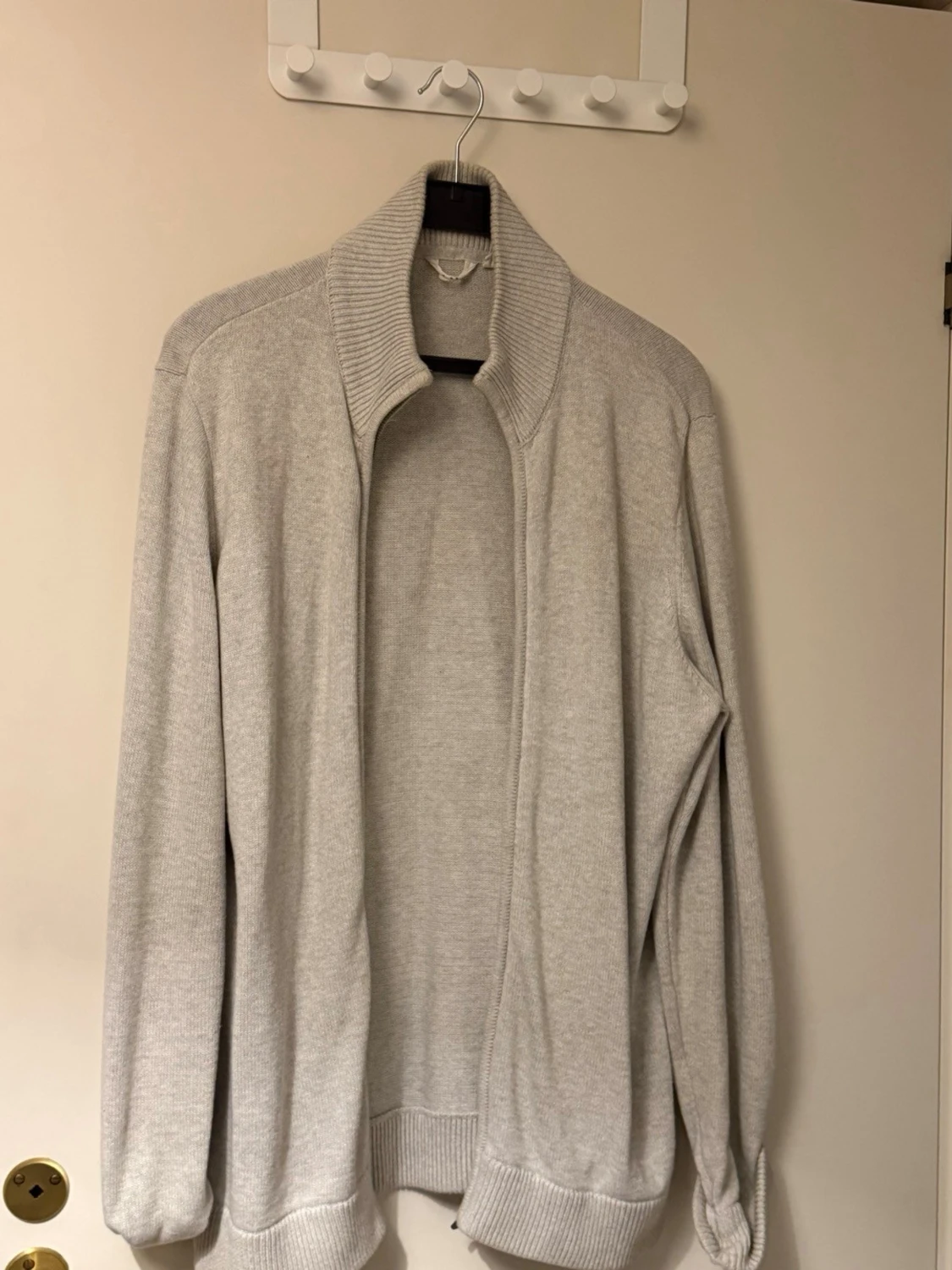 Ljusgrå ribbad kofta med krage