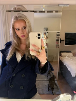 Marinblå Design by Si kappa  - Säljer min superfina mörkblå kappa från Design by Si. Använd under en höst men inga synliga tecken på användning mer än att den är lite smått nopprig på vissa ställen. Köpt för 830 kr inkl frakt. Modellen heter Ginalli coat i färgen Navy Original. Priset är disskuterbart vid snabb affär, men kika gärna in mina andra annonser för större rabatter vid bundles. Allt som inte är markerat ”sålt” finns kvar!  ~ Fraktar inom 24h. 🩷