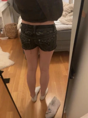 Miss me shorts - Säljer ett par svarta jeans shorts ifrån miss me. Dom är ifårn början ett tar jeans som jagchar klippt till shorts, dom är i storlek 26 men passar mig som oftast har 23-24!🥰