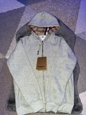 Grå zip hoodie från Burberry - Burberry hel zip grå färg storlek M passar S 