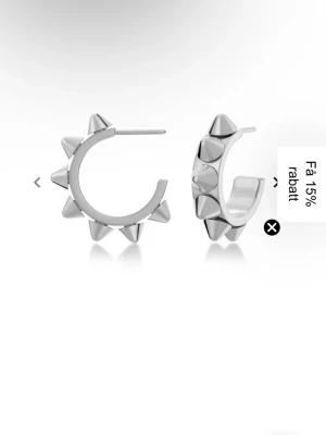 Peak Creoles edblad silver - Snygga  örhängen från Edblad i form av små hoops med coola nitar runt hela ringen. Säljs utan plupparna till baksidan!💕