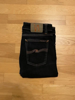 Marinblåa Nudie jeans - Nudie Jeans | Skick 8 | Nypris 2000kr | Storlek W30 L30 | Längd 98cm | Bredd 41cm | Priset är ej hugget i sten! | Hör av dig vid minsta lilla fundering eller fråga! 📩