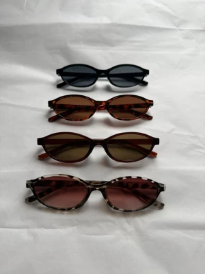 Fyra par smala retro solglasögon - Helt nya har aldrig kommit till användning. Alla 4 st medföljer