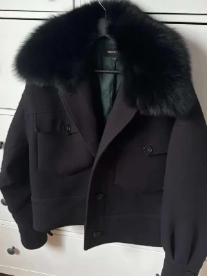 Meotine jacka - Meotine jacka som endast är använd fåtal gånger under förra vintern💕Jackan är i storlek S/M men passar säkert större storlekar! Skriv för frågor