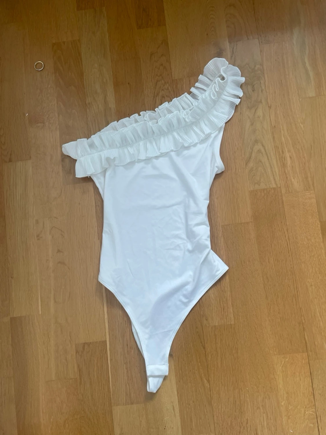 Vit offshoulder bodymed volangdetalj