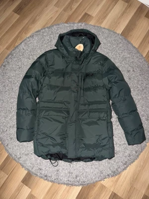 Helly Hansen jacka  - Säljer min pappas jacka som har använt ett fåtal gånger, den är för stor för honom. Storlek L