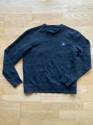 Collegetröja Adidas Golf - Svart collagetröja från Adidas Golf. Storlek S.