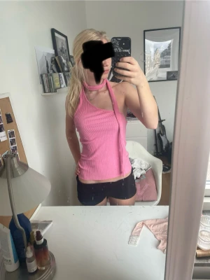 Rosa ribbad halterneck topp från Zara - Säljer en rosa ribbad halterneck topp från Zara. Det står M men är egentligen storlek S 