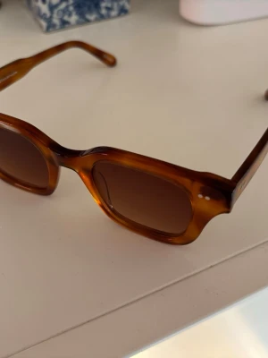 Chimi 04 Havana nyskick! Nypris 1400kr - Hej,  Säljer ett par Chimi 04 Havana solglasögon i nyskick! Använda 1 gång.  Nypris 1400kr  Hör av dig vid frågor! 