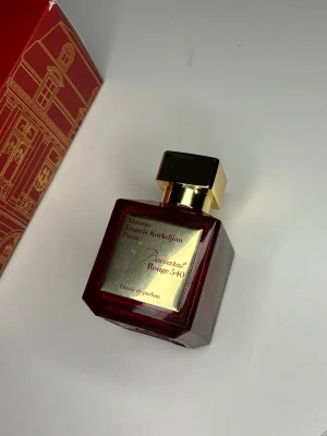 Maison Francis Kurkdjian Baccarat Rouge 540 - Lyxig parfym från Maison Francis Kurkdjian, Baccarat Rouge 540. Flaskan är djup röd med guldfärgad etikett och lock. Fyrkantig design i glas med exklusiv känsla. Kommer i elegant röd och guld kartong.