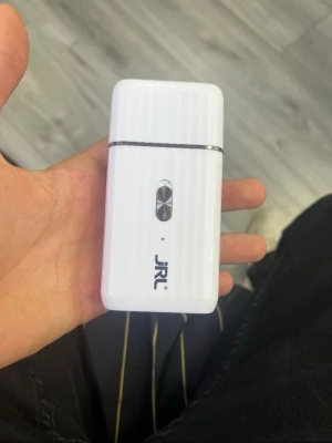 JRL vit elektrisk rakapparat - Säljer en vit elektrisk rakapparat från JRL med stilren design. Rakapparaten har en metallisk rakhuvud och en knapp på framsidan för enkel användning. Kompakt format som är smidigt att ta med sig. Perfekt för snabb och effektiv rakning.