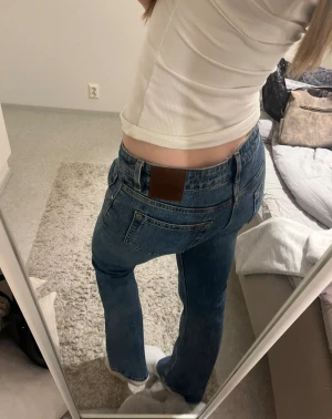 Raka jeans från Bikbok - Säljer ett par sprillans nya BikBok jeans i modellen ”Mira”. Lapparna är bortdragna men är endast provade. Storlek 26W, 32L och motsvarar S! Nypris: 49,99€. 
