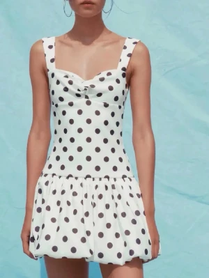 Vit kortklänning med svarta prickar - Säljer en söt vit kortklänning från Zara, säljer då jag aldrig använder den💕