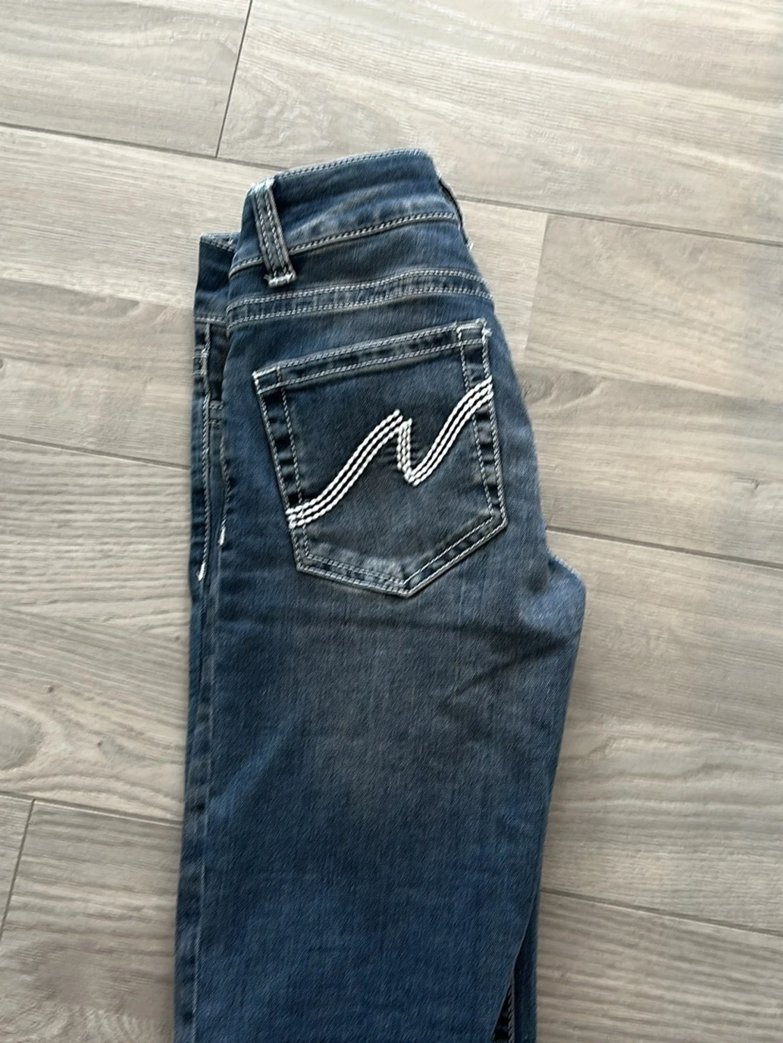 Blå bootcut jeans med broderad ficka - 1