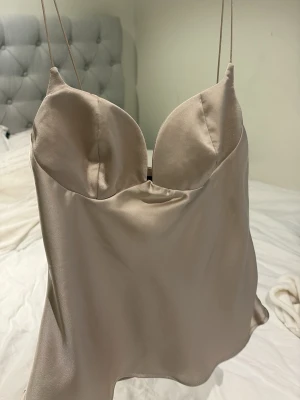  topp från Zara - Jätte fin topp som inte kommer till användning då den tyvär är för stor. Aldrig använd