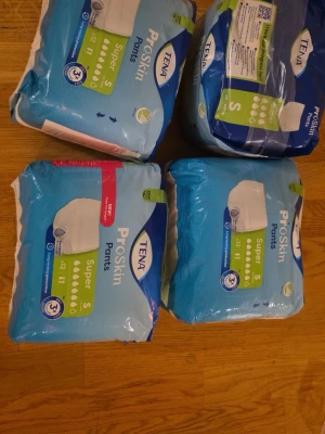 TENA ProSkin Pants Super S - Fyra förpackningar TENA ProSkin Pants Super i storlek S. Blå och vita förpackningar med gröna detaljer. Byxblöjor för vuxna, designade för extra skydd och komfort. Passar för inkontinens och är lätta att använda. Varje paket innehåller 12 byxblöjor. Varje paket kostar 229kr i apoteket 
