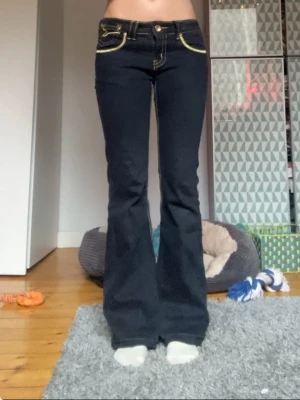Flared jeans - Super snygga,de är klippta längst ner men det syns inte på. Annars inga andra defekter! Skriv om du undrar något 💕😊
