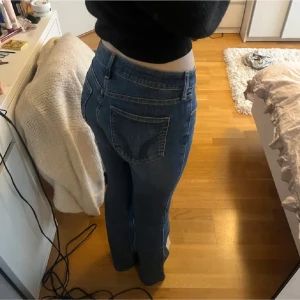 Blå low-rise bootcut jeans Hollister - Superfina holister jeans i storlek 26, bra i längden på mig som är 163. Bra skick, pris kan diskuteras💕